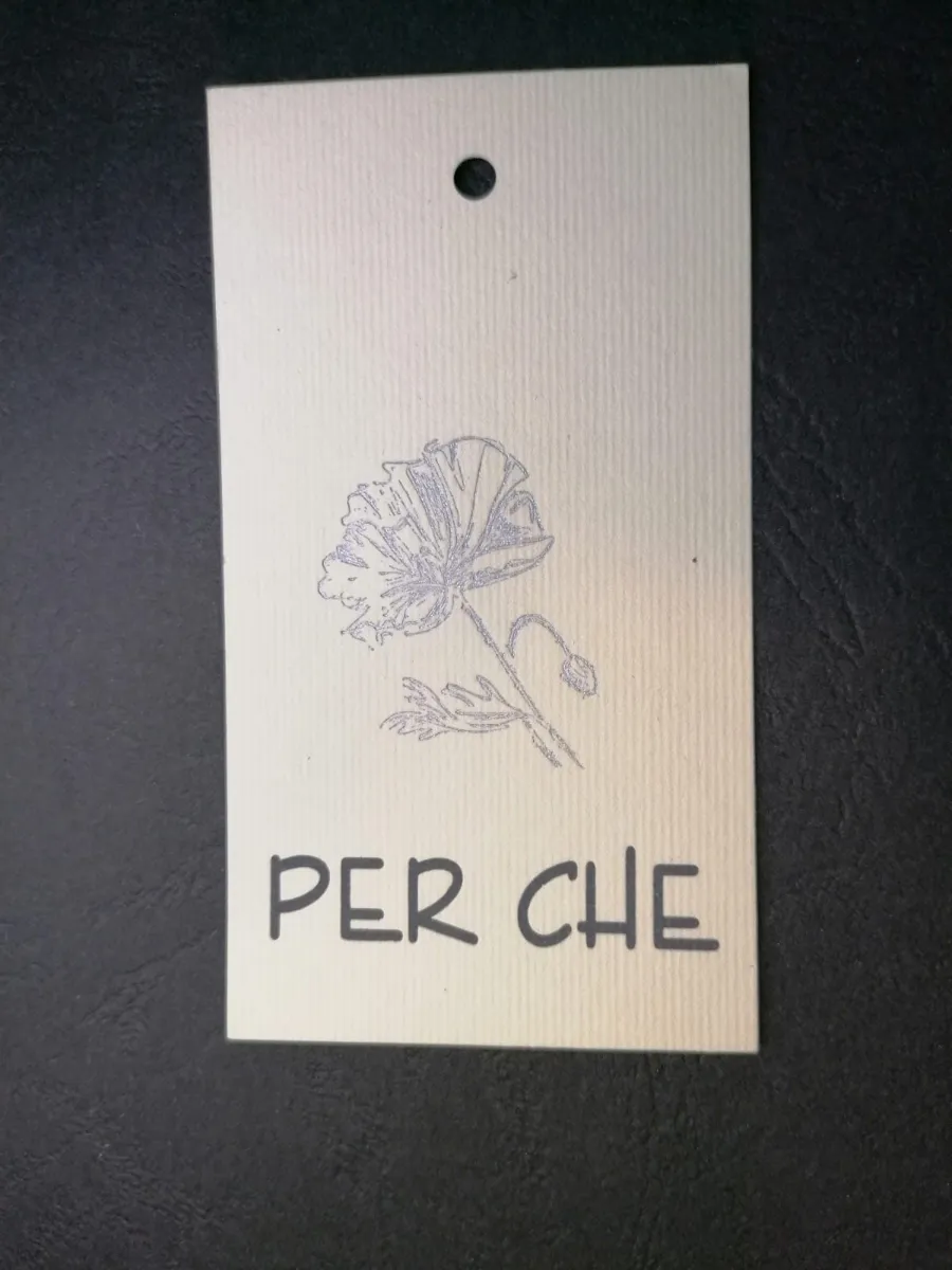 Etichetă carton hangtag albă cu logo imprimat