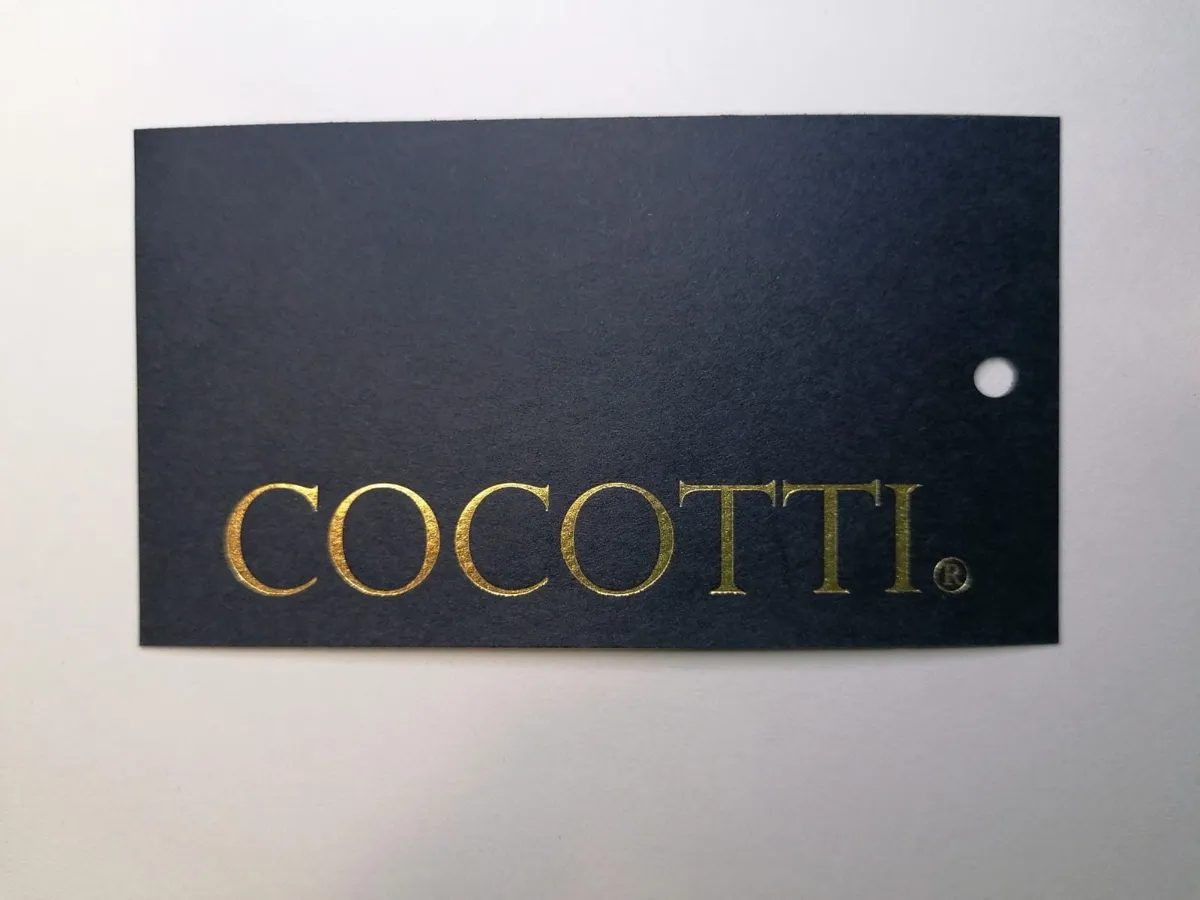 Etichetă carton neagră cu logo în folio auriu