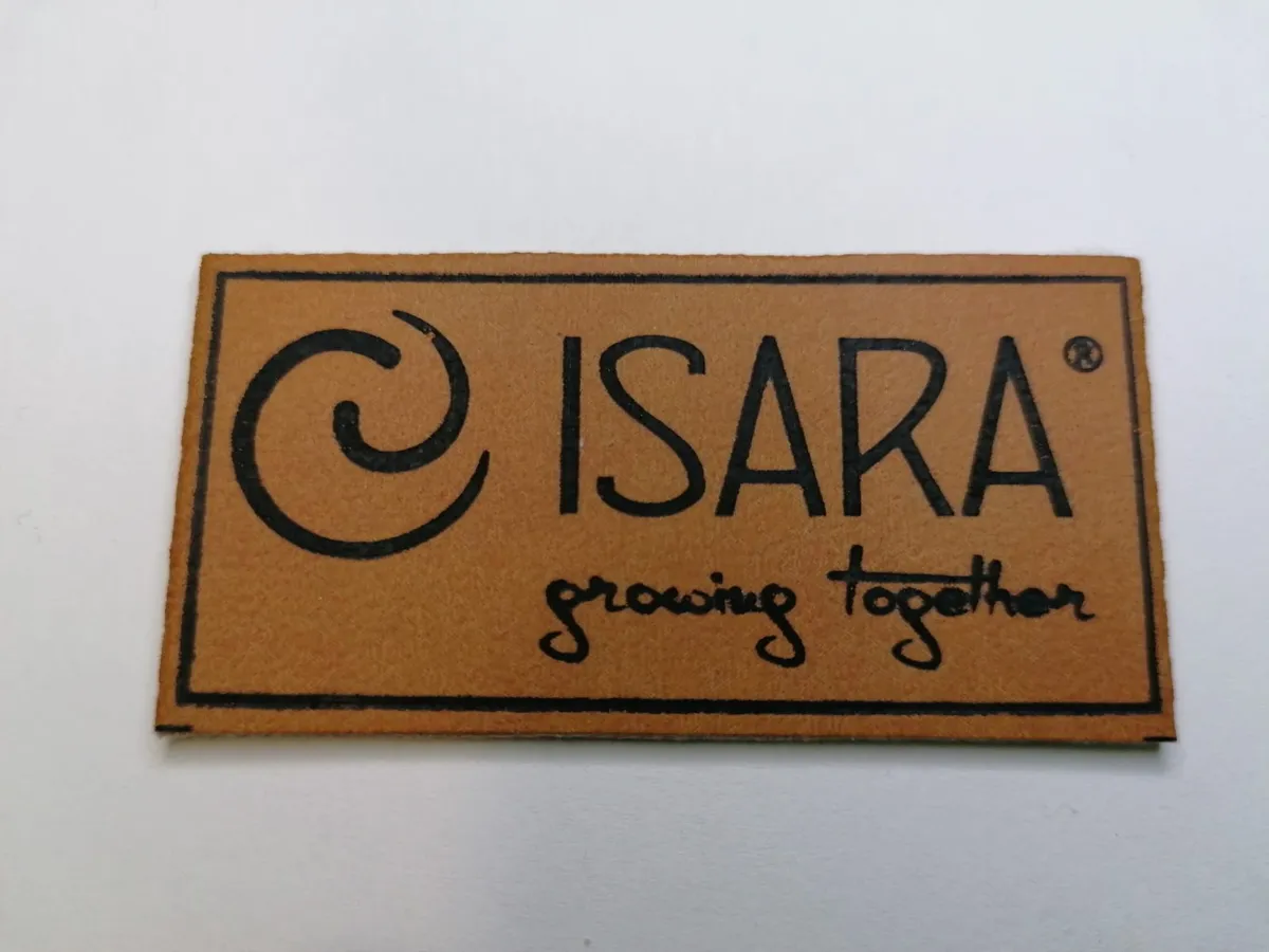 Etichetă din piele gravată cu logo Isara