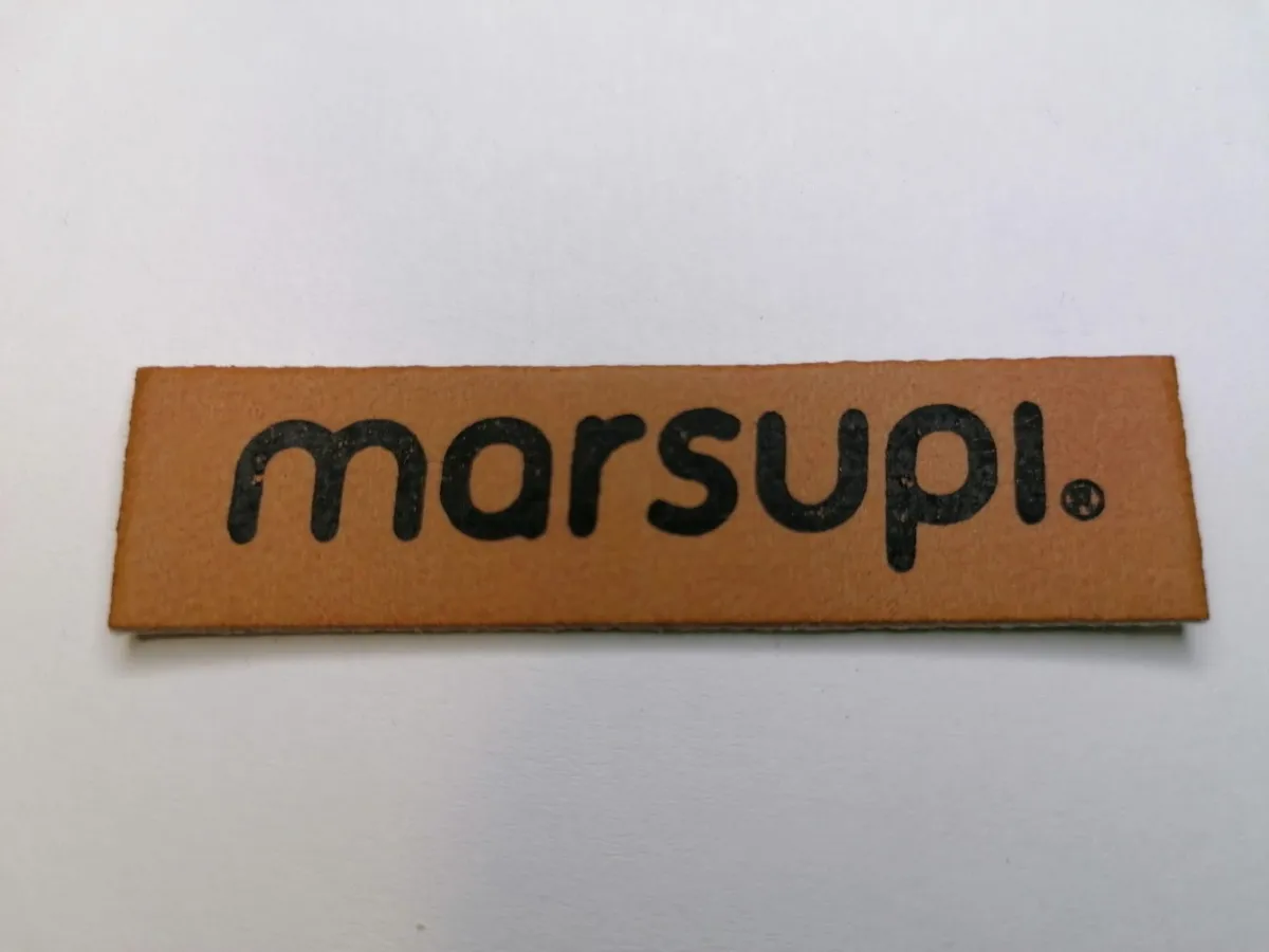 Etichetă din piele ecologică cu logo imprimat