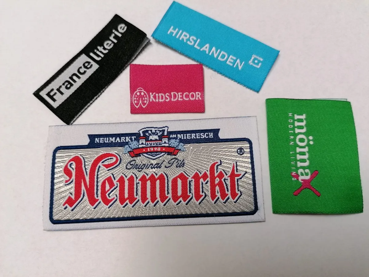 Etichete țesute personalizate cu logo, culori vii, producție Cluj-Napoca