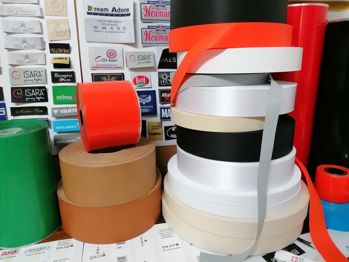 Role de bandă satin și materiale pentru etichete textile în atelierul Etichett Prod Cluj
